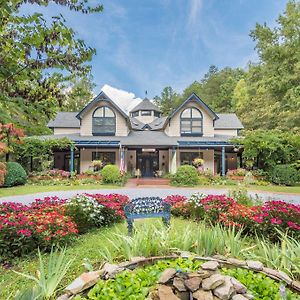 Eight Gables Inn